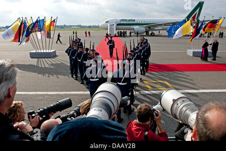 Il piano con Papa Benedetto XVI a bordo arriva dall'aeroporto Tegel di Berlino, 22 settembre 2011. Il capo della Chiesa Cattolica Romana si è recato in visita in Germania da 22-25 settembre 2011. Foto: Robert Schlesinger dpa/lbn Foto Stock