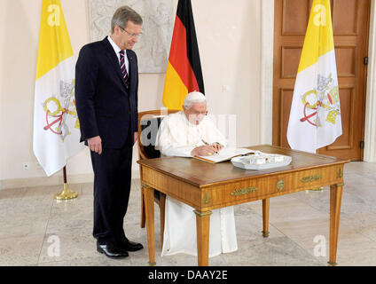 Papa Benedetto XVI firma il guestbook al Bellevue Palace a Berlino, Germania, 22 settembre 2011 mentre Preisdent tedesco Christian Wulff è in piedi accanto a lui.Il capo della Chiesa Cattolica Romana si è recato in visita in Germania da 22-25 settembre 2011. Foto: Wolfgang Radtke dpa/lbn Foto Stock