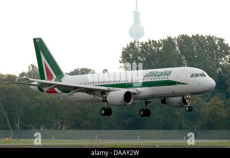 Il piano con Papa Benedetto XVI a bordo arriva dall'aeroporto Tegel di Berlino, 22 settembre 2011. Il capo della Chiesa Cattolica Romana si è recato in visita in Germania da 22-25 settembre 2011. Foto: Robert Schlesinger dpa/lbn Foto Stock