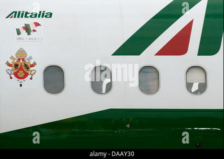 Il piano con Papa Benedetto XVI a bordo arriva dall'aeroporto Tegel di Berlino, 22 settembre 2011. Il capo della Chiesa Cattolica Romana si è recato in visita in Germania da 22-25 settembre 2011. Foto: Robert Schlesinger dpa/lbn Foto Stock