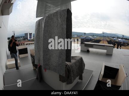 Un fotografo sorge accanto al Papa il sede il 22 settembre 2011 all'aeroporto a Friburgo in Germania. Papa Benedetto XVI sarà in Freiburg il 24/25 settembre per la tappa finale della sua visita in Germania. Foto: Patrick seeger Foto Stock