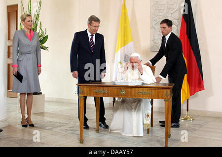 Il Presidente tedesco Christian Wulff (seconda a sinistra) e sua moglie Bettina guarda come Papa Benedetto XVI (seconda a destra) Firma il guestbook al Bellevue Palace a Berlino, Germania, 22 settembre 2011. Il capo della Chiesa Cattolica Romana si è recato in visita in Germania da 22-25 settembre 2011. Foto: Wolfgang Kumm dpa/lbn +++(c) dpa - Bildfunk+++ Foto Stock