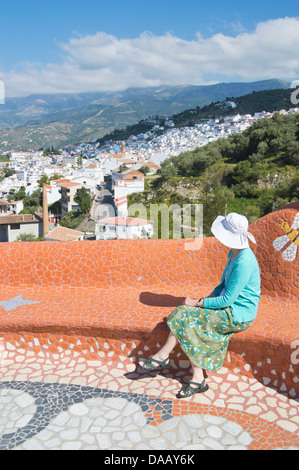 Guardando verso il basso sulla Competa, villaggio, Nerja, Malaga, La Axarquia, Costa del Sol, Spagna Foto Stock