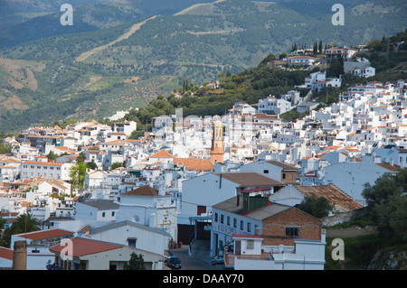 Guardando verso il basso sulla Competa, villaggio, Nerja, Malaga, La Axarquia, Costa del Sol, Spagna Foto Stock