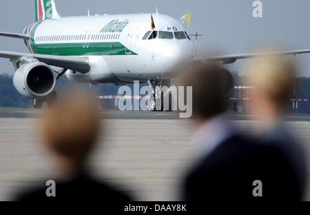 Il piano con Papa Benedetto XVI a bordo arriva dall'aeroporto Tegel di Berlino, 22 settembre 2011. Il capo della Chiesa Cattolica Romana si è recato in visita in Germania da 22-25 settembre 2011. Foto: Maurizio Gambarini dpa/lbn Foto Stock