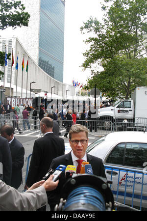 Federale tedesca il Ministro degli esteri Guido Westerwelle (FDP) risponde alle domande dei giornalisti di fronte alle Nazioni Unite a New York, Stati Uniti d'America, 21 settembre 2011. Westerwelle ha preso parte all'Assemblea generale delle Nazioni Unite. Foto: Christoph Sator Foto Stock