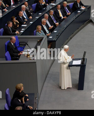 Papa Benedetto XVI offre il suo discorso al Bundestag tedesco del parlamento regionale di Berlino, Germania, 22 settembre, 2011. Il capo della Chiesa Cattolica Romana si è recato in visita in Germania da 22-25 settembre 2011. A sinistra è il Cancelliere tedesco Angela Merkel. Foto: Herbert Knosowski dpa/lbn Foto Stock