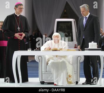 Papa Benedetto XVI (C) segni il libro d'Oro di Berlino nello stadio olimpico di Berlino, Germania, 22 settembre 2011. Sulla sua destra Klaus Wowereit, sindaco di Berlino e sulla sua sinistra Rainer Woelki, Arcivescovo di Berlino. Il capo della Chiesa Cattolica Romana si è recato in visita in Germania da 22-25 settembre 2011. Foto: Kay Nietfeld dpa/lbn +++(c) dpa - Bildfunk+++ Foto Stock