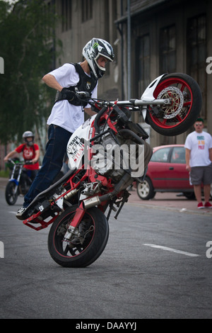 Stunt di motociclisti che praticano la loro abilità su strada vuota. Katowice in Polonia. Foto Stock