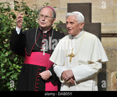 Papa Benedetto XVI e il vescovo della diocesi di Erfurt, Joachim Wanke, visita la tomba del vescovo Hugo Aufderbeck alla Cattedrale di Erfurt a Erfurt, Germania, 23 settembre 2011. Foto: Hendrik Schmidt dpa/tat +++(c) dpa - Bildfunk+++ Foto Stock