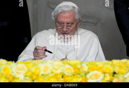 Papa Benedetto XVI firma il libro d'oro di Erfurt e lo stato federale del Land di Turingia a Cattedrale di Erfurt a Erfurt, Germania, 23 settembre 2011. Il capo della Chiesa Cattolica Romana si è recato in visita in Germania da 22-25 settembre 2011. Foto: Marcus Brandt dpa/tat +++(c) dpa - Bildfunk+++ Foto Stock