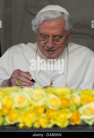 Papa Benedetto XVI firma il libro d'oro di Erfurt e lo Stato Libero di Turingia alla Cattedrale di Erfurt a Erfurt, Germania, 23 settembre 2011. Il capo della Chiesa Cattolica Romana si è recato in visita in Germania da 22-25 settembre 2011. Foto: Marcus Brandt dpa/tat +++(c) dpa - Bildfunk+++ Foto Stock