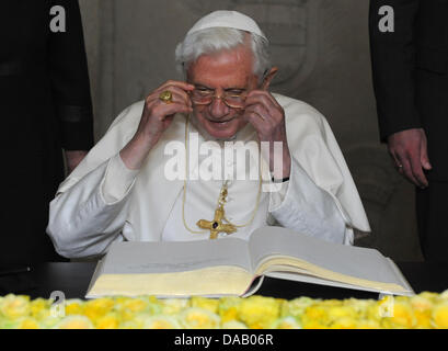 Papa Benedetto XVI firma il libro d'oro di Erfurt e lo Stato Libero di Turingia alla Cattedrale di Erfurt a Erfurt, Germania, 23 settembre 2011. Il capo della Chiesa Cattolica Romana si è recato in visita in Germania da 22-25 settembre 2011. Foto: Marcus Brandt dpa/tat +++(c) dpa - Bildfunk+++ Foto Stock