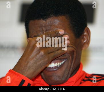 Etiope atleta maratona Haile Gebrselassie sorrisi e si copre il viso con la sua mano nel corso di una conferenza stampa a Berlino, Germania, 23 settembre 2011. Haile Gebrselassie è uno dei migliori del mondo runneres e un favorito per vincere la trentottesima maratona di Berlino il 25 settembre 2011. Foto: Stephanie Pilick Foto Stock