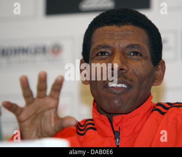 Etiope atleta maratona Haile Gebrselassie gesti durante una conferenza stampa a Berlino, Germania, 23 settembre 2011. Haile Gebrselassie è uno dei migliori del mondo runneres e un favorito per vincere la trentottesima maratona di Berlino il 25 settembre 2011. Foto: Stephanie Pilick Foto Stock