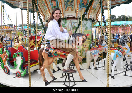 Sebastian Frankenberger del OEDP, iniziatore principale dei non fumatori-protesta in Baviera, si siede su un merrygoround in tradizionale stile Wiesn nella birreria all'aperto a Monaco di Baviera, Germania, il 23 settembre 2011. Il 178mo Oktoberfest attrae i visitatori internazionali fino al 3 ottobre. Foto: Felix Hoerhager Foto Stock