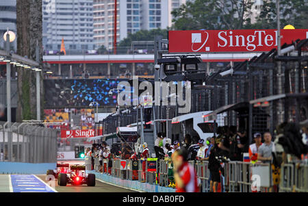 Due piloti F1 sterzare le loro vetture durante la prima sessione di prove libere attraverso la pitlane a pista Marina-Bay-Street-Circuit, Singapore, 23 settembre 2011. Il Gran Premio di Formula Uno di Singapore si svolgerà il 25 settembre 2011. Foto: Jan Woitas dpa +++(c) dpa - Bildfunk+++ Foto Stock