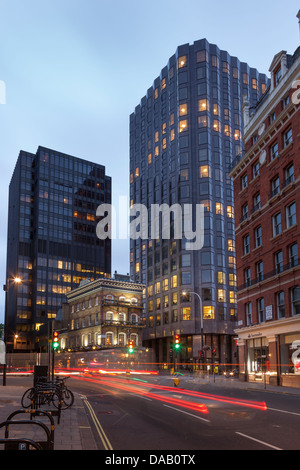 Tradizionale pub inglese dell'Albert circondato il mio ufficio moderno edifici,Victoria Street e artiglieria fila,Londra,Inghilterra Foto Stock