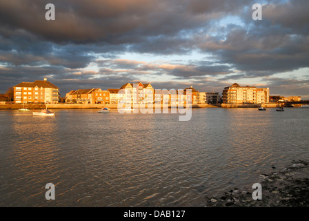 Nel tardo pomeriggio sun mette in evidenza uno sviluppo del waterfront homes accanto al fiume Adur nel West Sussex, in Inghilterra del sud. Foto Stock