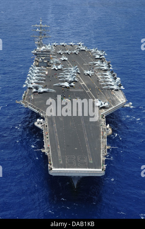 La portaerei USS Dwight D. Eisenhower CVN (69) transita l'Oceano Atlantico. Dwight D. Eisenhower sta tornando a homepo Foto Stock