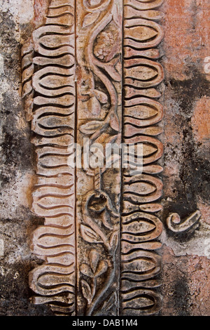 Rilievo su pietra, parte delle rovine della chiesa di Sant'Agostino, Old Goa, India Foto Stock