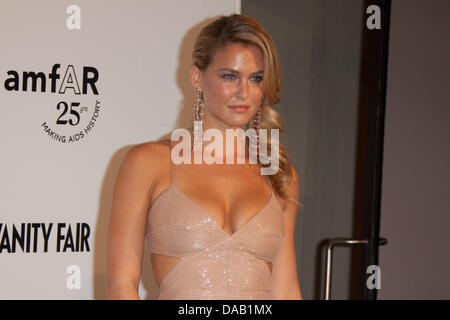 Modello Bar Refaeli frequentare il 2011 amfAR Gala Milano, asta & Cena a La Permanente di Milano, Italia, il 23 settembre, 2011. Foto: Hubert Boesl Foto Stock