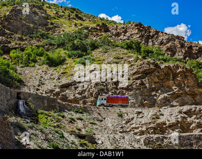 Manali-Leh strada in Himalaya indiano con camion. Himachal Pradesh, India Foto Stock