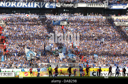 La Schalke tifosi occupano lo stand durante la Bundesliga soccer match tra FC Schalke 04 e SC Freiburg al VeltinsArena a Gelsenkirchen, Germania, 24 settembre 2011. Foto: Friso Gentsch (ATTENZIONE: embargo condizioni! Il DFL permette l'ulteriore utilizzazione delle immagini nella IPTV, servizi di telefonia mobile e altre nuove tecnologie non solo a meno di due ore dopo la fine del Foto Stock