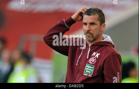 Kaiserslautern's head coach Marco Kurz gesti durante la Bundesliga tedesca match tra VfL Wolfsburg e FC Kaiserslautern a Arena Volkswagen a Wolfsburg, in Germania, il 24 settembre 2011. Foto: JOCHEN LUEBKE (ATTENZIONE: embargo condizioni! Il DFL permette l'ulteriore utilizzazione delle immagini nella IPTV, servizi di telefonia mobile e altre nuove tecnologie non solo a meno di due ore Foto Stock