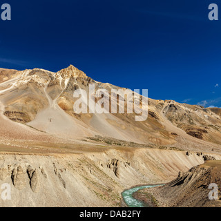 Paesaggio himalayano in Hiamalayas vicino Baralacha La pass. Himachal Pradesh, India Foto Stock