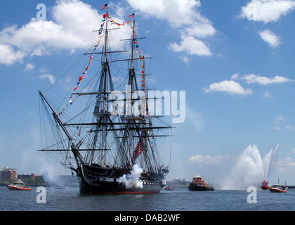 USS Constitution incendi un 21-gun salutate in onore di America's 237compleanno durante la nave annuali di quarto di luglio turnaround crociera. Più di 500 ospiti sono andati in corso con il vecchio Ironsides per tre ore di tour del porto di Boston nella celebrazione di Independe Foto Stock