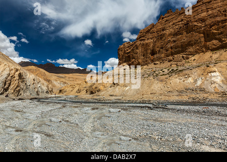 Paesaggio himalayano in Himalaya vicino Baralacha La pass. Himachal Pradesh, India Foto Stock