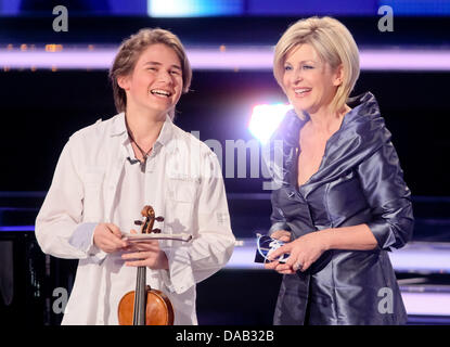 Presentatore televisivo Carmen Nebel (R) e il giovane violinista tedesco Elin Kolev durante la trasmissione in diretta della televisione tedesca mostra 'Willkommen bei Carmen Nebel' (Benvenuto a Carmen Nebel) all'Getec-Arena a Magdeburgo, Germania, 24 settembre 2011. Foto: Andreas Lander Foto Stock