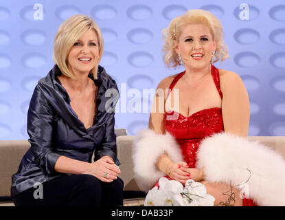 Noi cantante Maite Kelly (R) si siede accanto alla televisione tedesca presenter Carmen Nebel durante la trasmissione in diretta della televisione tedesca mostra 'Willkommen bei Carmen Nebel' (Benvenuto a Carmen Nebel) all'Getec-Arena a Magdeburgo, Germania, 24 settembre 2011. Foto: Andreas Lander Foto Stock