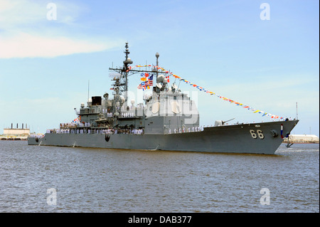 Il guidato-missili cruiser USS la cittadella di Hue (CG 66) ritorna al suo homeport di Naval Station Mayport dopo sei mesi di distribuzione. Foto Stock