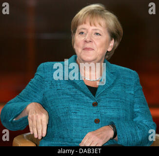 Il cancelliere tedesco Angela Merkel si siede su una sedia prima di un talk show con la televisione tedesca presenter e broadcaster Guenther Jauch a ARD televisione studio a Berlino, Germania, 25 settembre 2011. Jauch discuterà con la Merkel circa l'attuale crisi Euro. Foto: Stephanie Pilick Foto Stock