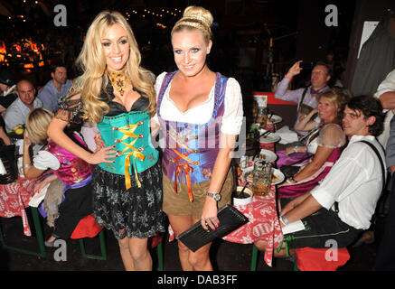 Modello Rosanna Davison (L), Miss Mondo 2003 e figlia di siner Chris de Burgh, ed ex ginnasta Brzeska Magdalena (R) celebrare in ippodromo tenda presso il festival della birra Oktoberfest sulla Theresienwiese a Monaco di Baviera, Germania, il 25 settembre 2011. Il 178mo Monaco di Baviera - festa della birra continua fino al 3 ottobre 2011 e attrae visitatori da tutto il mondo ogni anno. Foto: FELIX H Foto Stock