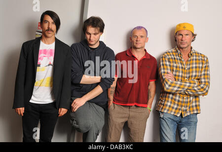 Il cantante Anthony Kiedis (L-R), guitarrist Josh Klinghoffer, bassista Michael 'Flea' Balzary e il batterista Chad Smith della band statunitense Red Hot Chili Peppers pongono durante un'intervista a Colonia, Germania, 01 SDeptember 2011. Foto: Jan Knoff Foto Stock