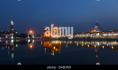 Più d'oro, templi, Amritsar e sanctum, pregare, religione, fede, sari, Turbante, lago, lavabo, santo, meditazione, pacifica, acqua Foto Stock