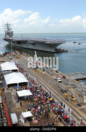 NORFOLK (3 luglio 2013) La portaerei USS Dwight D. Eisenhower CVN (69) arriva alla stazione navale di Norfolk come parte di e Foto Stock