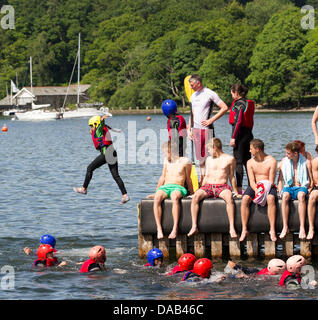Bowness sul Lago di Windermere, Cumbria, Regno Unito. Il 9 luglio 2013. Regno Unito meteo rendendo la maggior parte del lago per raffreddare gli alunni da Liverpool Scuola primaria Windsor Scuola Primaria rendendo la maggior parte dell'acqua fresca del lago di credito: Shoosmith raccolta/Alamy Live News Foto Stock
