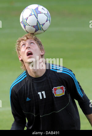 Leverkusen Stefan Kiessling gioca la palla durante una sessione di formazione del suo team a Leverkusen, Germania, 27 settembre 2011. Bayer 04 Leverkusen facce club belga KRC Genk per la Champions League gruppo e corrispondono a Leverkusen il 28 settembre 2011. Foto: FEDERICO GAMBARINI Foto Stock