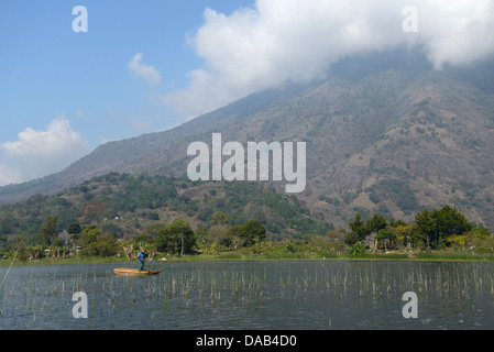 America centrale, Guatemala, Lago de Atitlan, lago, Santiago, barca, montagne, vulcano, cerchio di fuoco, paesaggio, pescatore, Solol Foto Stock