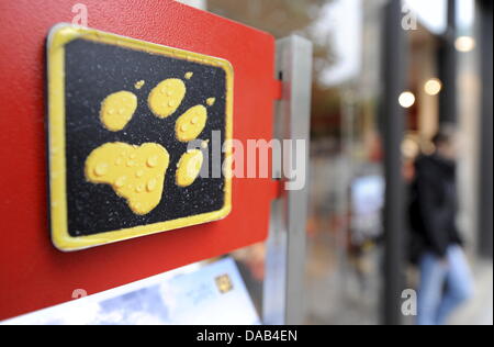 (Dpa-file) - Un file immagine datata 21 ottobre 2009 mostra il logo della outdoor Abbigliamento e attrezzature producer Jack Wolfskin all'entrata di un Jack Wolfskin store ad Amburgo, in Germania. La compagnia lieti i suoi investitori con una crescita a doppia cifra tariffe per molti anni. Ora la Jack Wolfskin era asquired del Gruppo Blackstone. Foto: Marcus Brandt Foto Stock