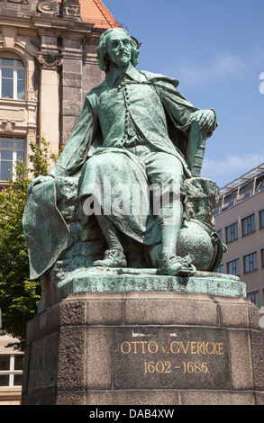 Otto von Guericke statua, di Magdeburgo, Sassonia Anhalt, Germania Foto Stock