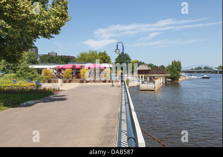 Elbufer Uferpromenade e il fiume Elba, di Magdeburgo, Sassonia Anhalt, Germania Foto Stock