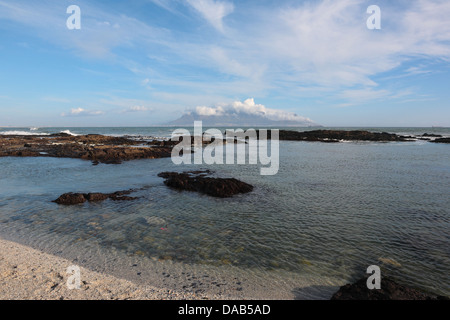 Vista della Table Mountain attraverso Table Bay da Bloubergstrand beach Foto Stock