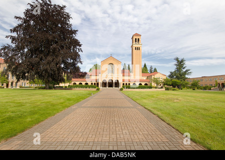 Percorso di mattoni a Monte Angel Abbey chiesa cattolica romana ingresso in San Benedetto Oregon Foto Stock