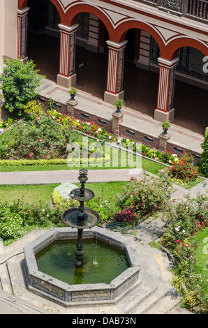 Giardino cortile con fontana nella Chiesa cattolica romana e il convento di Santo Domingo, Lima, Perù. Foto Stock