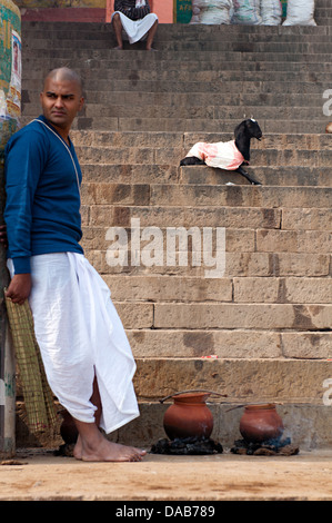 Cast bramino uomo sul ghats. Varanasi, Benares, Uttar Pradesh, India Foto Stock